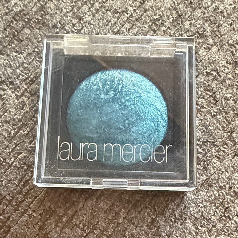 Laura Mercier Blue Metallic Eyeshadow
Vibrant Shimmer ( defect)